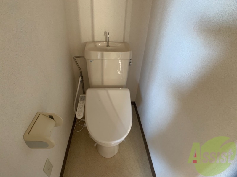 トイレ　温水洗浄便座なので快適に使用できそうですね。