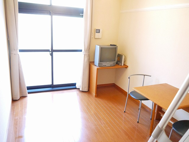 居室・リビング　明るい色調の室内です