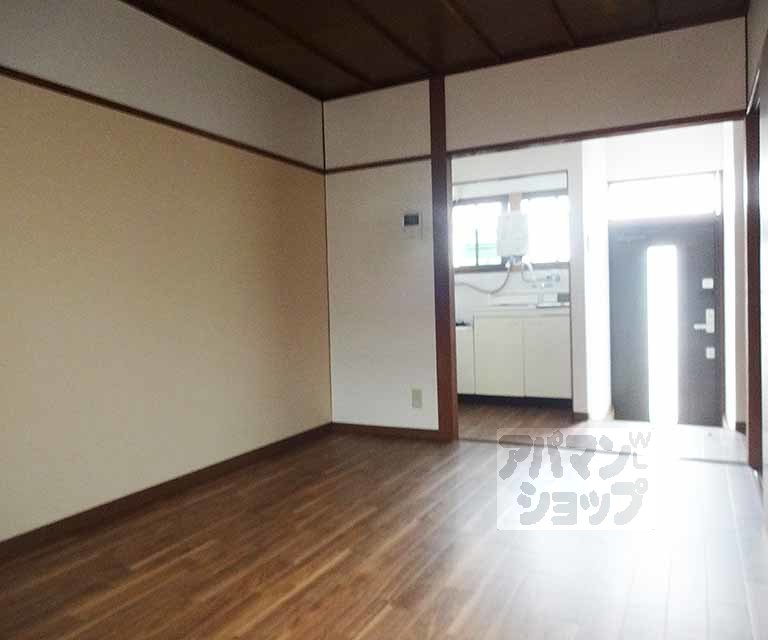 居室・リビング　１階の洋室です。