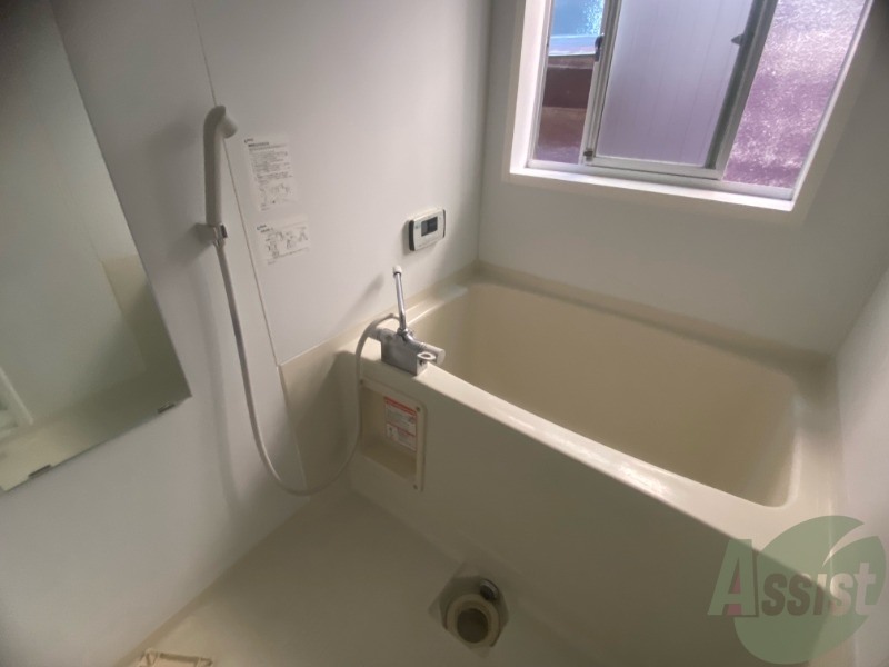 洗面設備　浴室は肩まで疲れるくらい広々していますね。