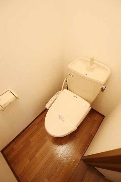 トイレ　写真は別号室のものです。