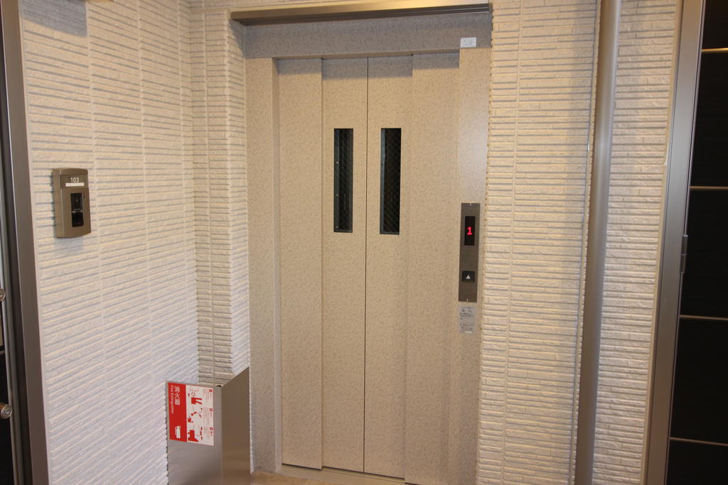 エントランス　エントランス内エレベーター前
