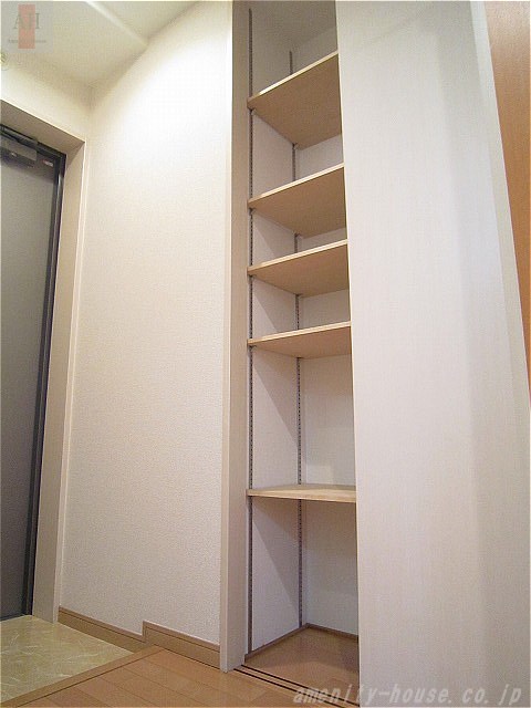 玄関　●玄関にはたっぷり収納できる下駄箱あり！