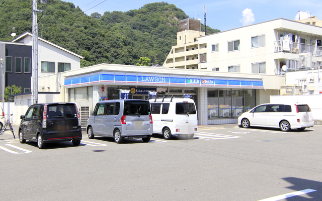 【松山市清水町のマンションのコンビニ】