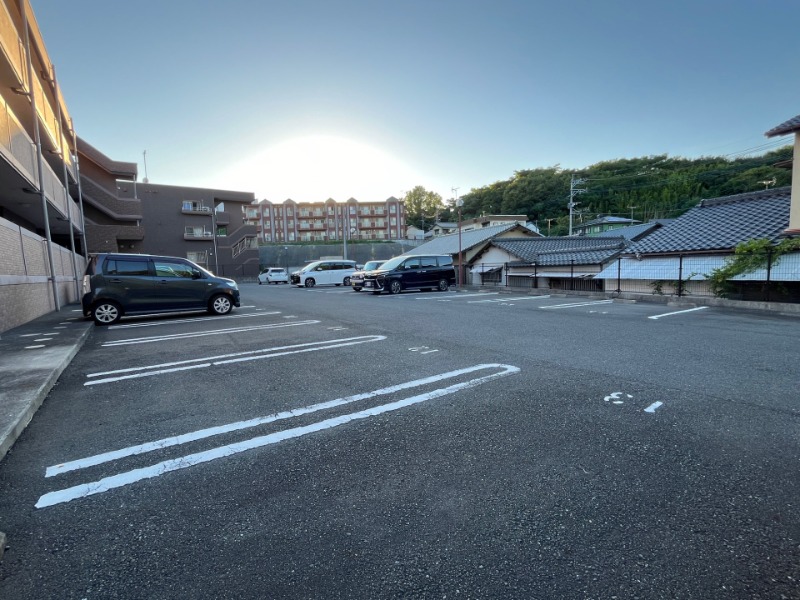 【北九州市八幡西区香月西のマンションの駐車場】