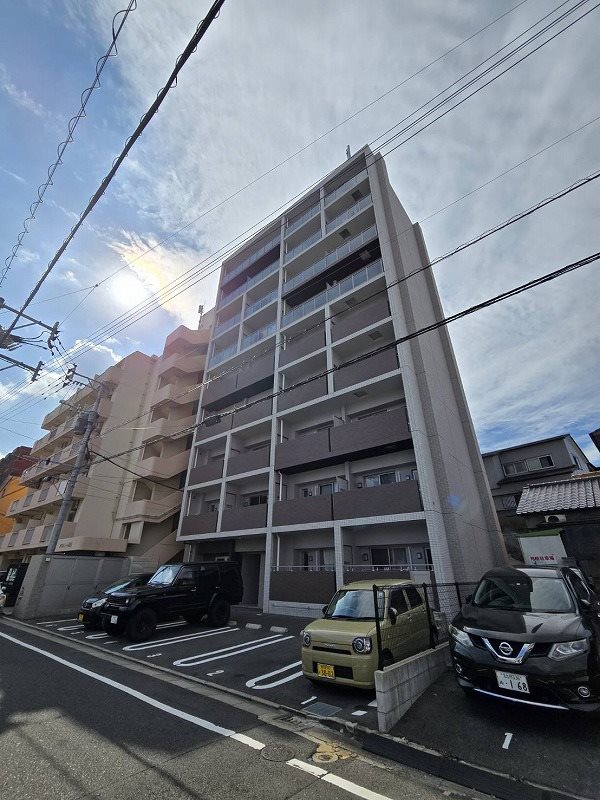 【北九州市八幡西区陣山のマンションの建物外観】