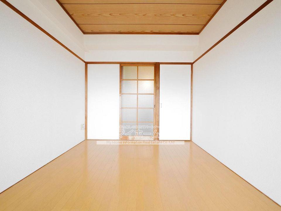 その他部屋・スペース　室内は明るい印象なので気持ちの良い朝を迎えられます