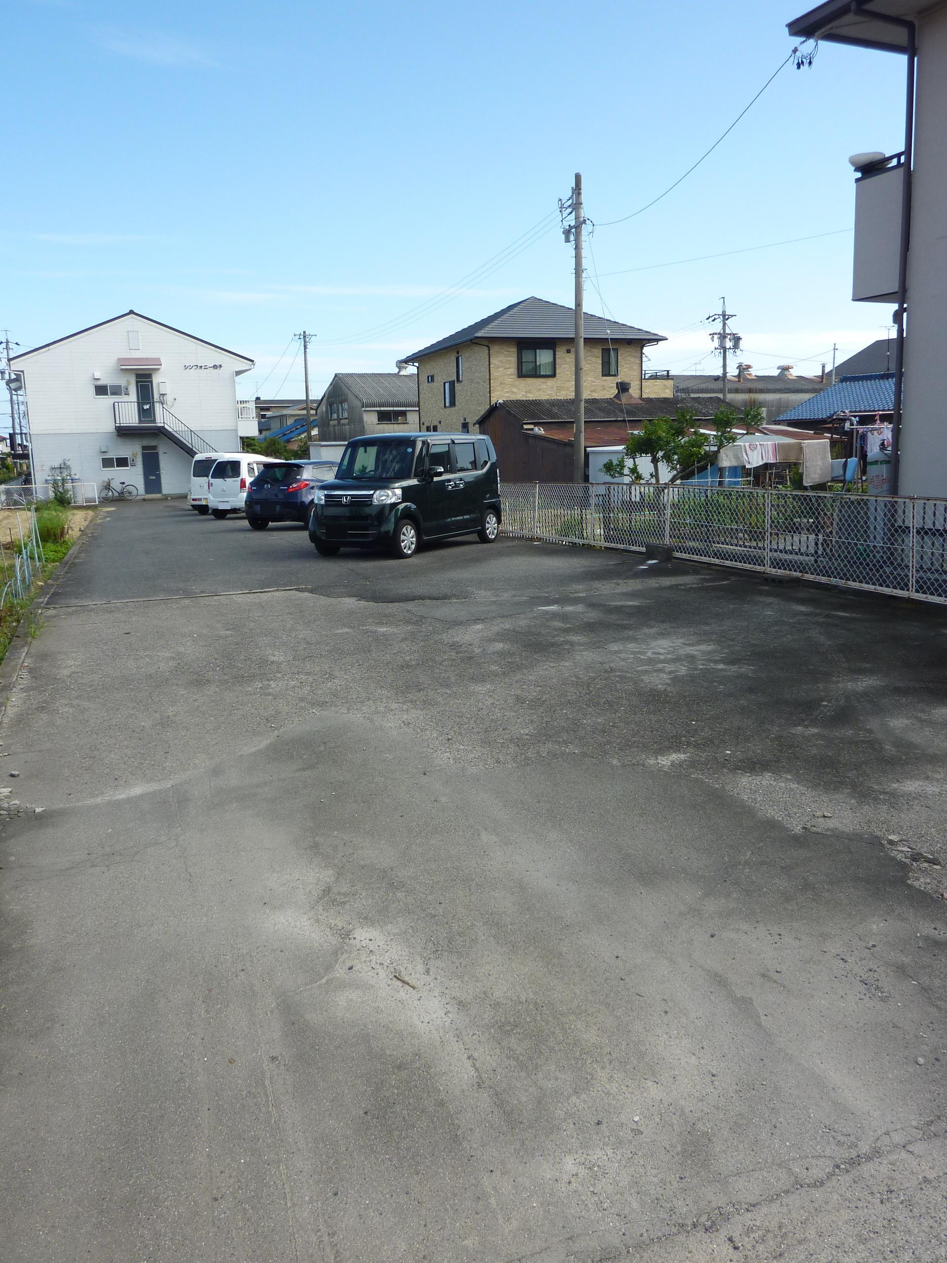 【シンフォニー白子の駐車場】