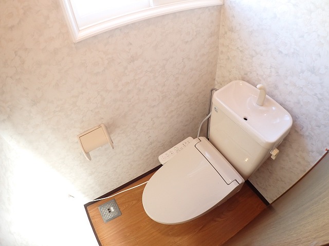 トイレ　温水洗浄暖房便座です