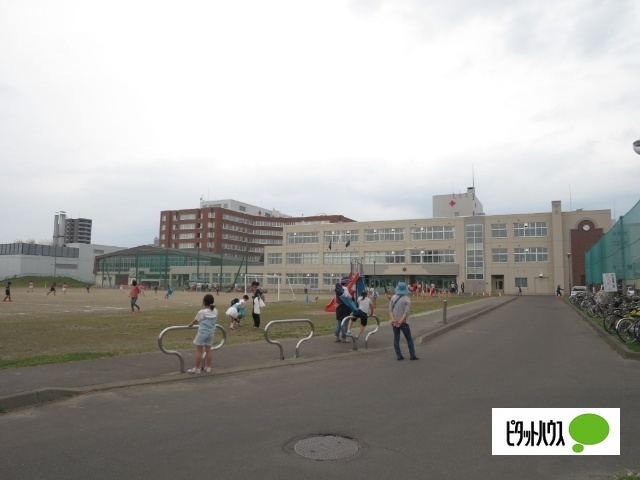 【旭川市神楽三条のアパートの小学校】