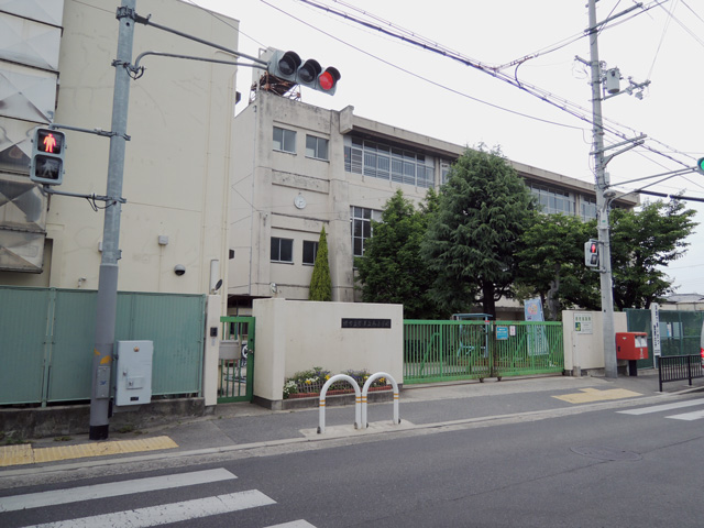 小学校　堺市立登美丘西小学校（小学校）まで737m
