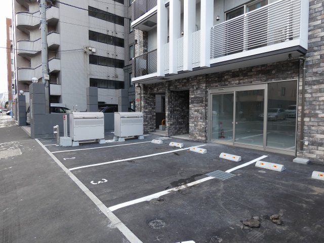 【札幌市中央区大通西のマンションの駐車場】