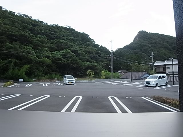 【神戸市北区有野町有野のアパートの駐車場】