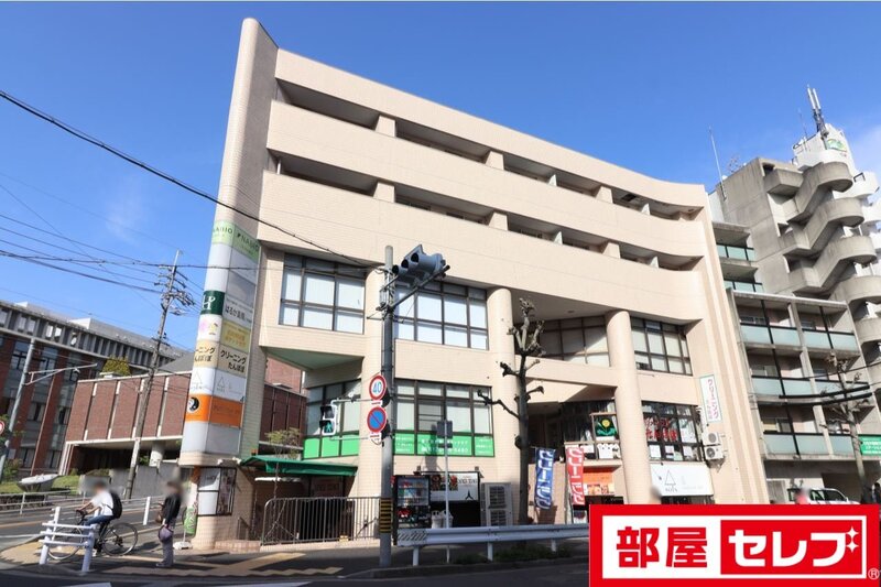 建物外観　１、２階店舗がる建物です。
