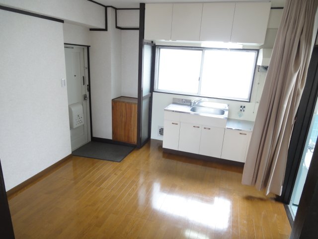 居室・リビング　同物件別室