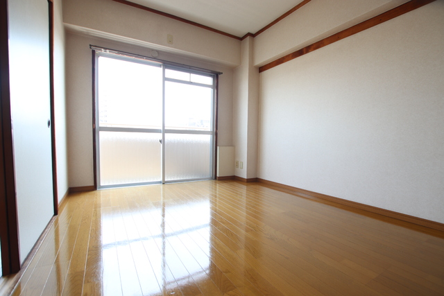 その他部屋・スペース　６帖洋室　バルコニーへ出られます！