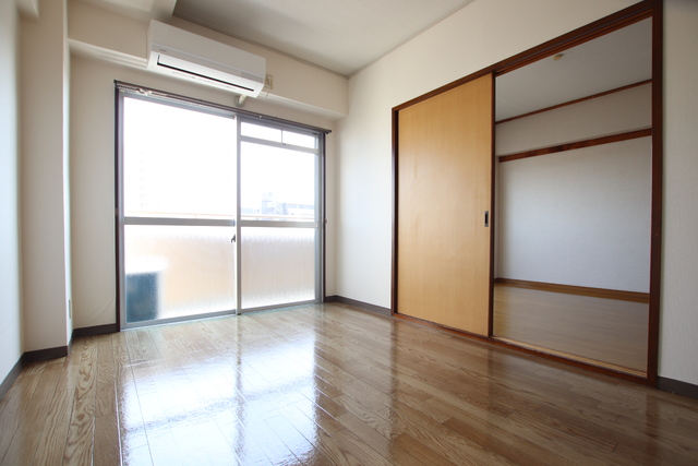 居室・リビング　５．５帖洋室　エアコン完備◎バルコニーへ出られます