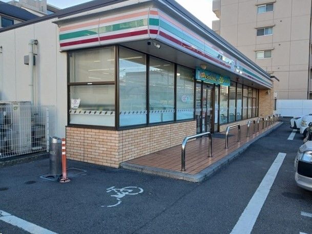 コンビニ　セブンイレブン港区七番町店（コンビニ）まで910m