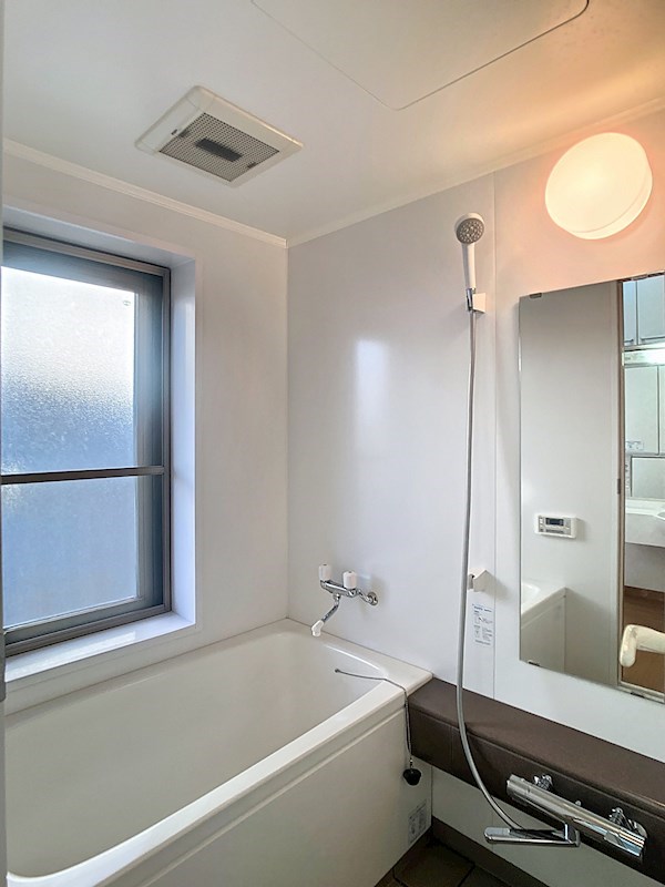 バス・シャワールーム　お風呂は広いのでゆったりくつろげます。