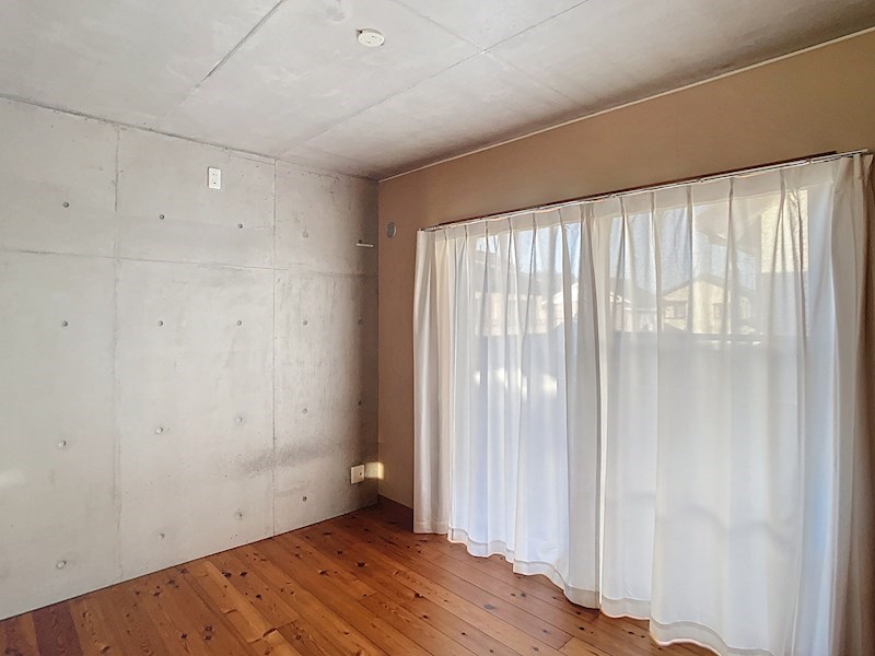 その他部屋・スペース　洋室にはすべて大きな窓があるので嬉しいですね♪