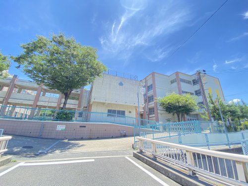 小学校　見附小学校（小学校）まで323m