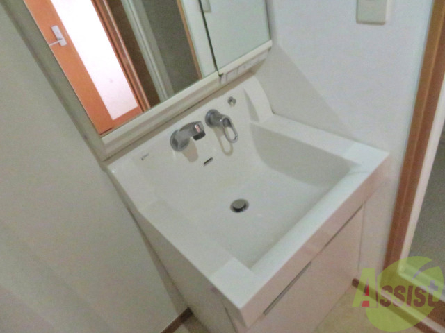 洗面設備　洗面台はこちらシャンプードレッサー付きになりますねー。