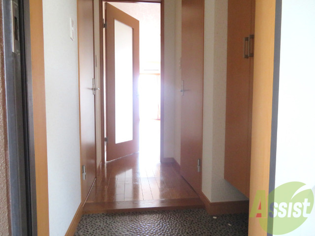 玄関　玄関を入ると右手がトイレ、左がお風呂です