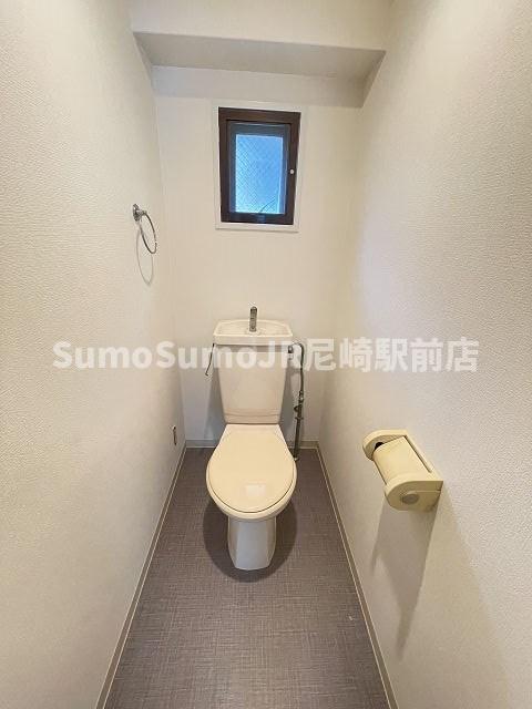 トイレ　落ち着いた色調のトイレです
