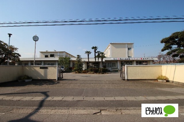 中学校　伊勢崎市立第三中学校（中学校）まで596m