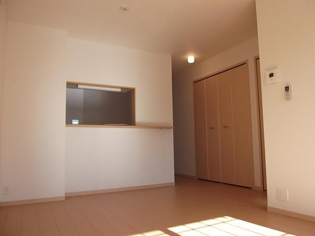 居室・リビング　バルコニー側からの室内です