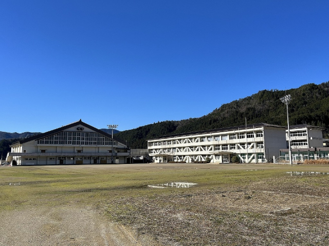 中学校　郡上市立八幡中学校（中学校）まで3402m