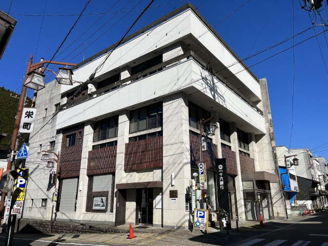 銀行　十六銀行八幡支店（銀行）まで1484m
