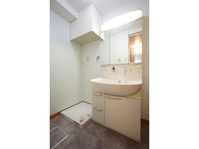 洗面設備　三面鏡付き独立洗面台