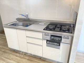 キッチン　３口コンロ・グリル付きシステムキッチン