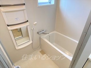 バス・シャワールーム　サーモ付きシャワー水栓・窓あり