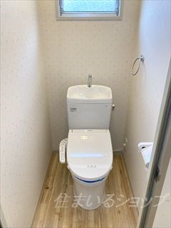 トイレ　シャワートイレ・窓あり