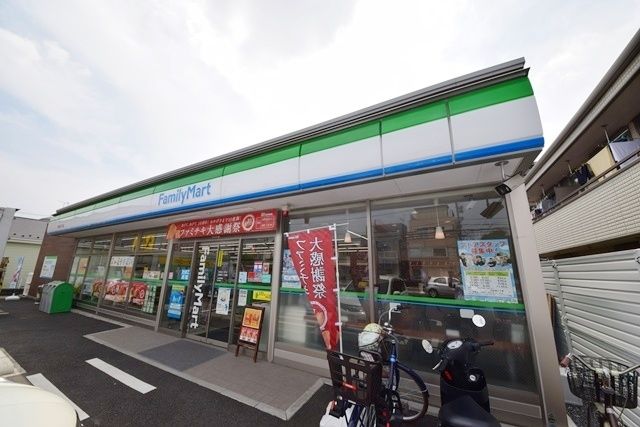 コンビニ　ファミリーマート大和東三丁目店（コンビニ）まで504m