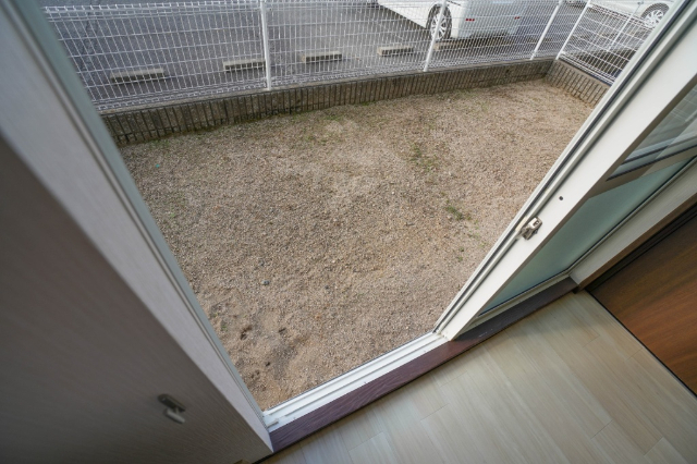 バルコニー　同じ建物の別の部屋