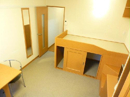 その他部屋・スペース　中央、ベッド下部は収納になっています♪