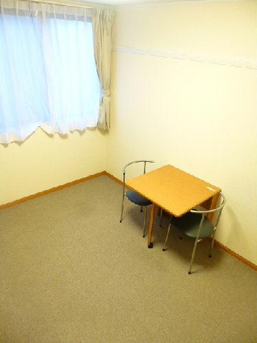 居室・リビング　テーブルは、折りたたむ事もできます♪