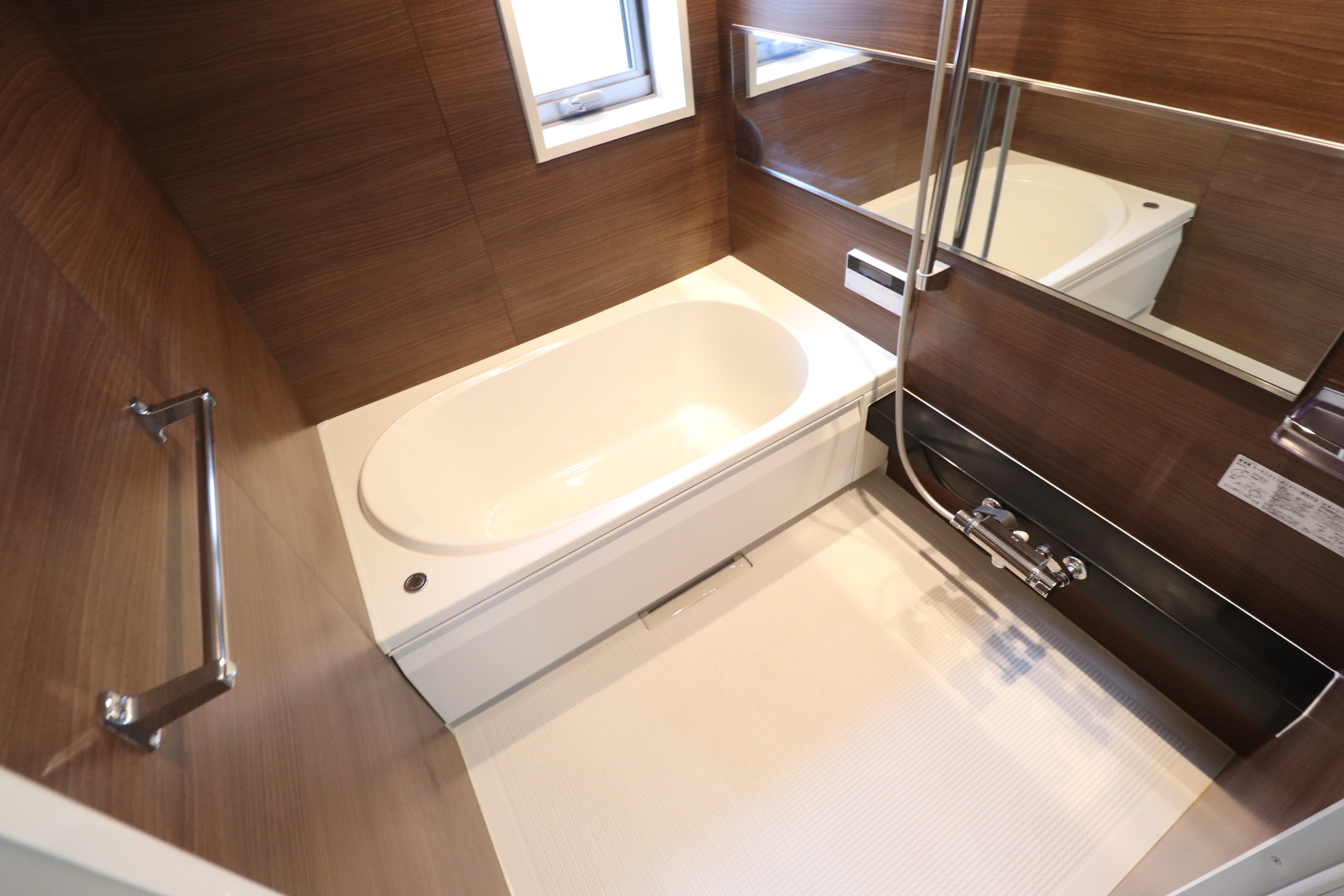 バス・シャワールーム　浴室乾燥機・追い焚き機能付き♪