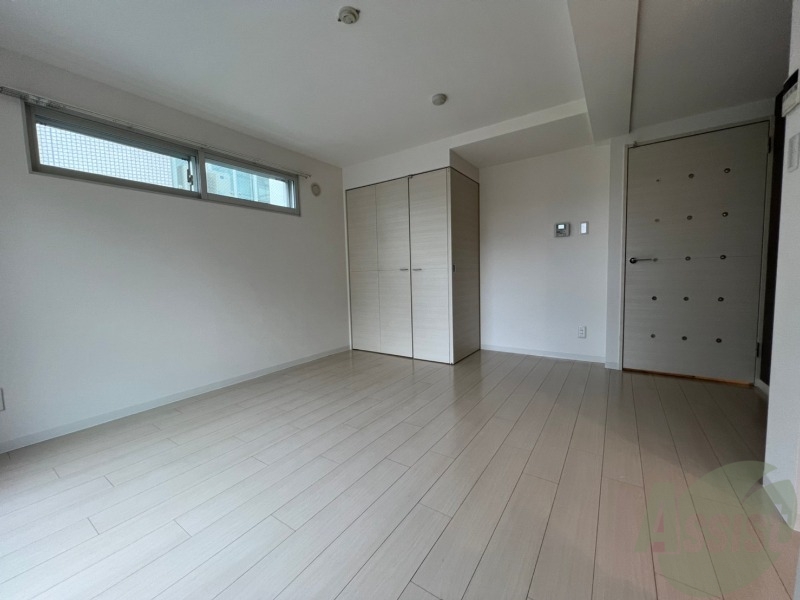 その他部屋・スペース　寝室はこちらです。光が差し込む、温かみのあるお部屋です。