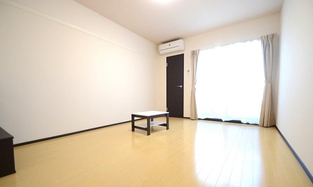 居室・リビング　同物件別号室