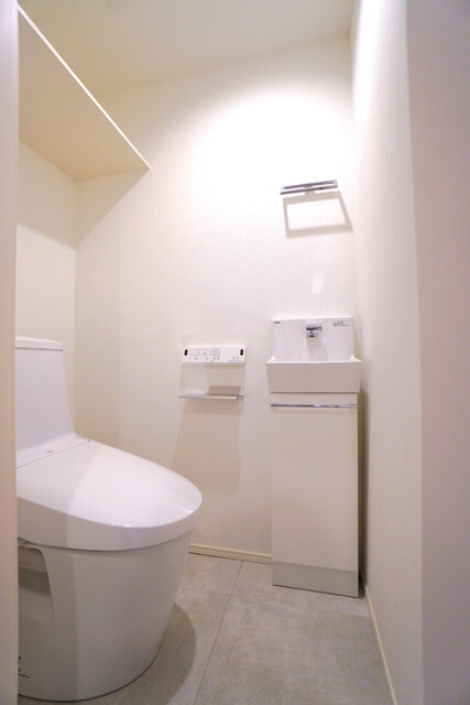 トイレ　※写真は同タイプ住戸です。