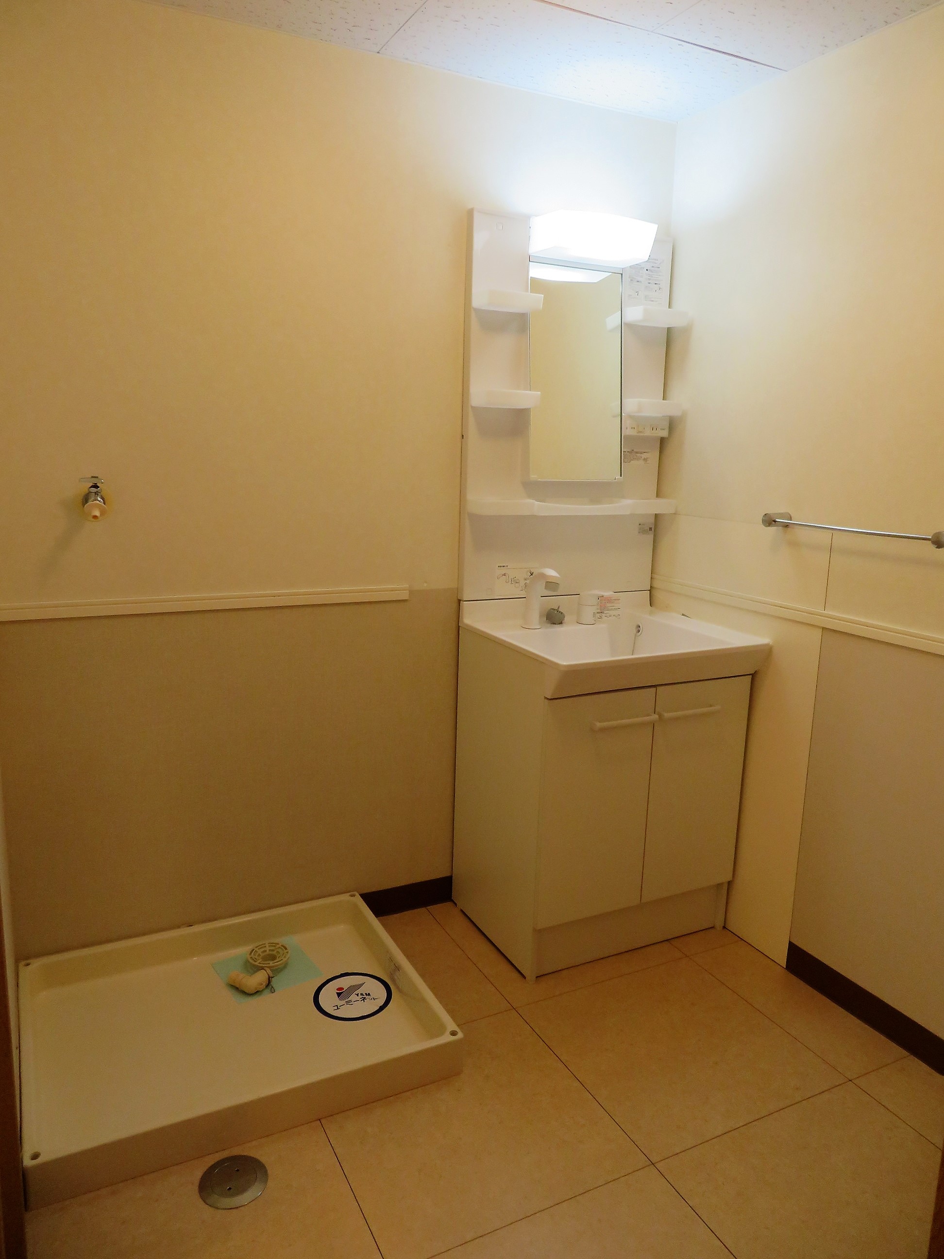 洗面設備　独立洗面台です。朝に便利なシャワー付きです。