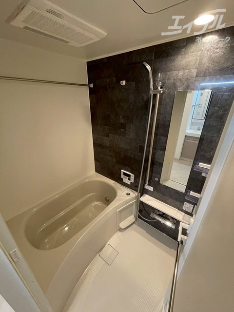 バス・シャワールーム　おしゃれなお風呂です。