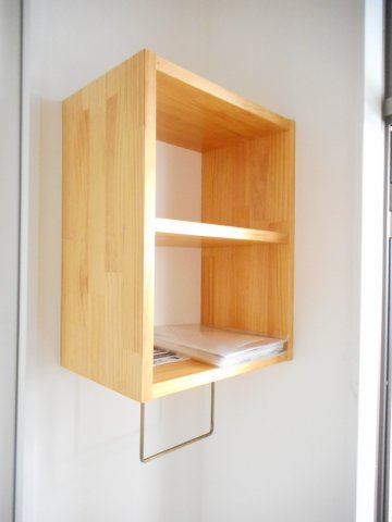 その他部屋・スペース　玄関にはコンパクトな棚がついており、鍵や小物を置いておくのに