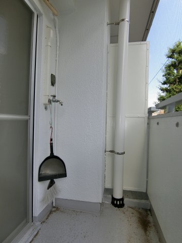 その他　バルコニーに洗濯機置き場。（※参考写真）