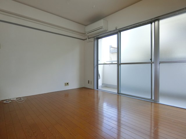 居室・リビング　南向きの明るい居室スペース。（※参考写真）