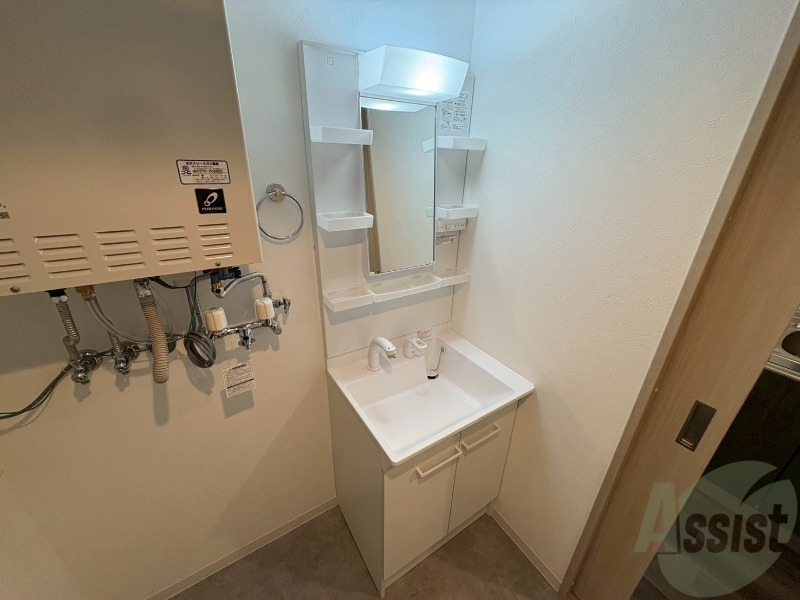洗面設備　独立洗面台です。大きくてよいですね。シャンプーもできます！